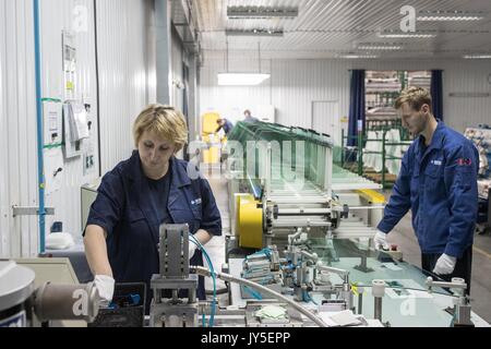 Kaluga, Russland. 18. Juli 2017. Die russischen Arbeiter arbeiten in einem Automobil-Floatglas Produktion in der Fabrik in Russland von Chinas Fuyao Glass Industry Group Co. in Kaluga, Russland, 18. Juli 2017. Fuyao Group ist ein bekannter chinesischer Unternehmen, spezialisiert in der Herstellung von Automobilen und industriellen technologischen Glas. Fuyao investiert im Jahr 2011 rund 200 Millionen US-Dollar Automobil-Produktionslinien für Floatglas in Kaluga zu errichten. Credit: Wu Zhuang/Xinhua/Alamy leben Nachrichten Stockfoto