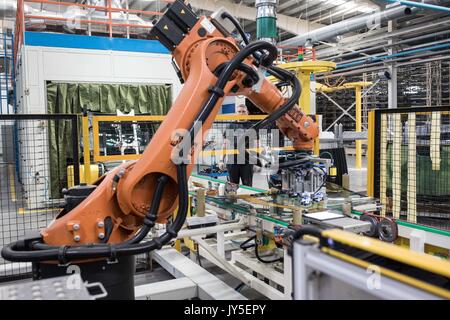 Kaluga, Russland. 18. Juli 2017. Eine russische Arbeiter arbeitet an einem Automobil-Floatglas Produktion in der Fabrik in Russland von Chinas Fuyao Glass Industry Group Co. in Kaluga, Russland, 18. Juli 2017. Fuyao Group ist ein bekannter chinesischer Unternehmen, spezialisiert in der Herstellung von Automobilen und industriellen technologischen Glas. Fuyao investiert im Jahr 2011 rund 200 Millionen US-Dollar Automobil-Produktionslinien für Floatglas in Kaluga zu errichten. Credit: Wu Zhuang/Xinhua/Alamy leben Nachrichten Stockfoto