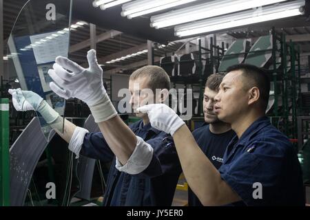 Kaluga, Russland. 18. Juli 2017. Die chinesischen und russischen Arbeiter arbeiten in einem Automobil-Floatglas Produktion in der Fabrik in Russland von Chinas Fuyao Glass Industry Group Co. in Kaluga, Russland, 18. Juli 2017. Fuyao Group ist ein bekannter chinesischer Unternehmen, spezialisiert in der Herstellung von Automobilen und industriellen technologischen Glas. Fuyao investiert im Jahr 2011 rund 200 Millionen US-Dollar Automobil-Produktionslinien für Floatglas in Kaluga zu errichten. Credit: Wu Zhuang/Xinhua/Alamy leben Nachrichten Stockfoto