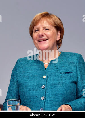 Apolda, Deutschland. 17 Aug, 2017. Die deutsche Bundeskanzlerin Angela Merkel stellte während einer Wahlkampfveranstaltung der CDU Thüringen im gesundheitspark in Apolda, Deutschland, 17. August 2017. Foto: Jens Kalaene/dpa-Zentralbild/dpa/Alamy leben Nachrichten Stockfoto