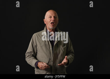 Edinburgh, Schottland, Großbritannien. 18 Aug, 2017. Edinburgh International Book Festival. Freitag 18. August. Autor und Archäologe John Hunter spricht über sein Buch "Die kleinen Inseln". Credit: Stuart Cobley/Alamy leben Nachrichten Stockfoto