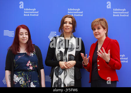 Edinburgh, Schottland 18. August. Tag 7 Edinburgh International Book Festival. Im Bild: Heather McDaid Schriftstellerin Elif Shafak Schriftsteller und Nicola Sturgeon Erster Minister von Schottland. Credit: Pako Mera/Alamy leben Nachrichten Stockfoto