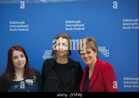 Edinburgh, Großbritannien. 18. August 2017. (L und R) Heather McDaid, Elif Shafak und Nicola Sturgeon beim Edinburgh International Book Festival erscheinen. Credit: Lorenzo Dalberto/Alamy leben Nachrichten Stockfoto