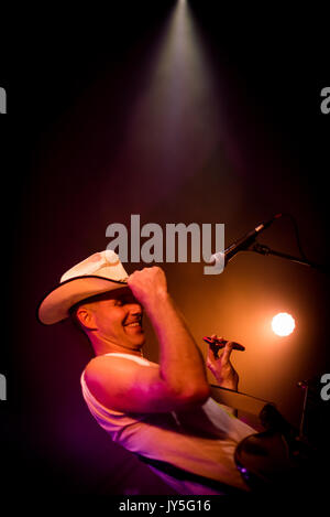 Edinburgh, Schottland, Großbritannien. 17 August, 2017. Sänger Josh T. Pearson der texanischen Band Lift auf der Bühne zu erleben am Summerhall, Edinburgh, Schottland, am Do, 17. August 2017. Credit: Andy Catlin/Alamy leben Nachrichten Stockfoto