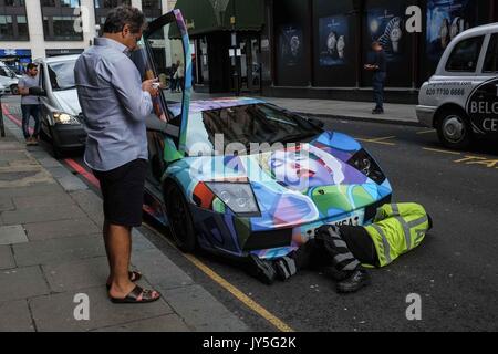 London, Großbritannien, 18. August 2017. Zerlegt Lamborghini mit einer saudi-arabischen Kennzeichen- und interessante Körper Kunst ist hin und weg von der AA außerhalb Kaufhaus Harrods in Knightsbridge geschleppt. : Credit: Claire Doherty Alamy/Live-Nachrichten Stockfoto