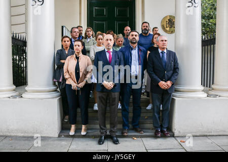 London, Großbritannien. 18. August 2017. Spanische Botschaft Personal unter der Leitung von Jose Maria Fernandez Lopez de Turiso (Stellvertretender Leiter der Mission) eine Schweigeminute gehalten außerhalb der Spanischen Botschaft in London für die Opfer der Terroranschläge von Barcelona Credit: Amer ghazzal/Alamy leben Nachrichten Stockfoto