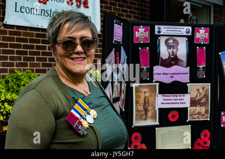 Leominster, Großbritannien. 18 Aug, 2017. Dawn Lewis bei der Geldbeschaffung in Mais Square abgewürgt. Ihr Grand-Uncle Allan Lewis war der einzige Soldat aus Herefordshire der Victoria Cross während des Ersten Weltkriegs ausgezeichnet wurde. Dawn Lewis ist der Vorsitzende des A L Lewis VC Memorial Fund, arbeitet mit der Unterstützung von Herefordshire Rat der lokalen Krieg Held mit einem Lebensgroßen Bronzestatue von ihm zu Ehren. Die Statue wird von der Künstlerin Jemma Pearson erstellt werden, der die Statue von Elgar, die in der Begründung von Hereford Cathedral steht geformt. Quelle: Jim Holz/Alamy leben Nachrichten Stockfoto