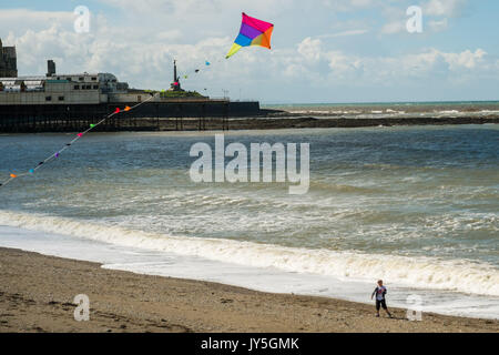 Aberstywyth, Wales, UK. 18 August, 2017. Ein windiger Tag in Aberystwyth Wales Aberystwyth Wales UK, Freitag 18 August 2017 Großbritannien Wetter: Die enttäuschenden Sommer 2017 weiterhin in seine offene Form, mit starken Winden über aberystwyth an der Westküste von Wales. Die windigen Wetter ist perfekt, obwohl, für dieses kleine Junge seinen Drachen fliegen auf den menschenleeren Strand Foto: Keith Morris/Alamy leben Nachrichten Stockfoto