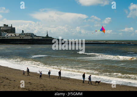 Aberstywyth, Wales, UK. 18 August, 2017. Ein windiger Tag in Aberystwyth Wales Aberystwyth Wales UK, Freitag 18 August 2017 Großbritannien Wetter: Die enttäuschenden Sommer 2017 weiterhin in seine offene Form, mit starken Winden über aberystwyth an der Westküste von Wales. Die windigen Wetter ist perfekt, obwohl, für Drachen fliegen auf den menschenleeren Strand Foto: Keith Morris/Alamy leben Nachrichten Stockfoto