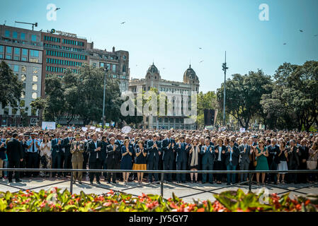 Barcelona, Spanien. 18 Aug, 2017. König Felipe von Spanien, Ministerpräsidenten Mariano Rajoy, Katalanische Präsident CARLES PUIGDEMONT, Vertreter der katalanischen Regierung und Parlament, Barcelonas Rathaus, politischen Parteien und Tausende Bürger sammeln für eine Schweigeminute für Barcelonas Angriffe Opfer nach einem van in Massen in Las Ramblas gepflügt und tötete mindestens 13 Menschen getoetet und mehr als 100 Credit: Matthias Oesterle/Alamy leben Nachrichten Stockfoto