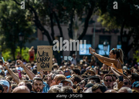 Barcelona, Spanien. 18 Aug, 2017. Ein Plakat lesen "Wir" gesehen wird, als Tausende in Katalonien Square für eine Minute der Stille in der Solidarität mit den Opfern des Terroranschlags in BarcelonaThousands versammeln sich für eine Schweigeminute für Barcelonas Angriffe Opfer nach einem van in Massen in Las Ramblas gepflügt und tötete mindestens 13 Menschen getoetet und mehr als 100 Credit: Matthias Oesterle/Alamy leben Nachrichten Stockfoto