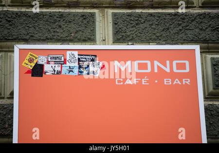 Das Logo der beliebte Treffpunkt "Yoko Mono Bar' teilweise mit Aufklebern in Hamburg, Deutschland, 18. August 2017 abgedeckt. Die Bar hatte seinen Namen zu ändern, nachdem eine Beschwerde von John Lennons Witwe Yoko Ono. Foto: Daniel Reinhardt/dpa Stockfoto