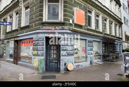 Eine äußere Schuß des beliebten Treffpunkt "Yoko Mono Bar" in Hamburg, Deutschland, 18. August 2017. Die Bar hatte seinen Namen zu ändern, nachdem eine Beschwerde von John Lennons Witwe Yoko Ono. Foto: Daniel Reinhardt/dpa Stockfoto