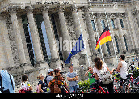 Berlin, Deutschland. 18 Aug, 2017. Die deutsche und die EU-Fahnen auf Halbmast vor dem Reichstag in Berlin, Deutschland, 18. August 2017 fliegen. Flaggen auf Halbmast in allen öffentlichen Gebäuden in der deutschen Hauptstadt in conmemoration der Terroranschlaege in Barcelona geflogen. Foto: Wolfgang Kumm/dpa/Alamy leben Nachrichten Stockfoto