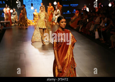 Mumbai, Indien. 18 Aug, 2017. Modelle gehen Sie die Rampe für Designer Gaurang während lakme Fashion Week Winter Kollektion 2017 im St. Regis Hotel, Lower Parel in Mumbai am 18 augest 2017. Credit: prodip Guha/Alamy leben Nachrichten Stockfoto