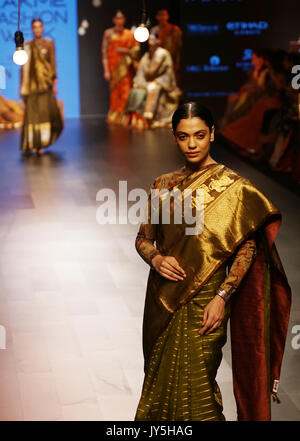 Mumbai, Indien. 18 Aug, 2017. Modelle gehen Sie die Rampe für Designer Gaurang während lakme Fashion Week Winter Kollektion 2017 im St. Regis Hotel, Lower Parel in Mumbai am 18 augest 2017. Credit: prodip Guha/Alamy leben Nachrichten Stockfoto