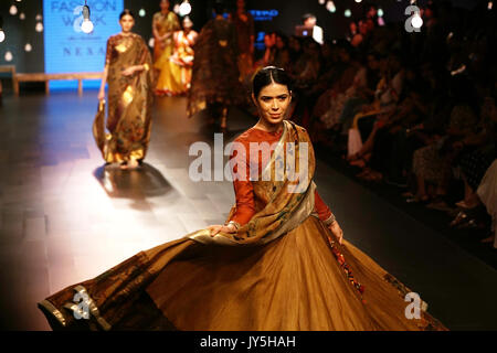 Mumbai, Indien. 18 Aug, 2017. Modelle gehen Sie die Rampe für Designer Gaurang während lakme Fashion Week Winter Kollektion 2017 im St. Regis Hotel, Lower Parel in Mumbai am 18 augest 2017. Credit: prodip Guha/Alamy leben Nachrichten Stockfoto