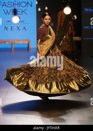 Mumbai, Indien. 18 Aug, 2017. Modelle gehen Sie die Rampe für Designer Gaurang während lakme Fashion Week Winter Kollektion 2017 im St. Regis Hotel, Lower Parel in Mumbai am 18 augest 2017. Credit: prodip Guha/Alamy leben Nachrichten Stockfoto