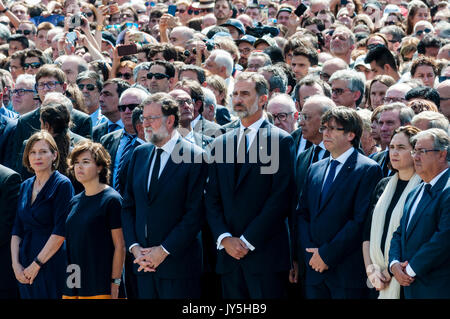 Barcelona, ​​Spain. 18. August 2017. (Von rechts), Präsident des Parlaments von Katalonien Carme Forcadell, Spanisch Stellvertretender Premierminister Soraya Saenz de Santamaría; Prime Minister, Mariano Rajoy; König Philipp VI. von Spanien; Regionale Präsident Kataloniens, Carles Puigdemont links; der Bürgermeister von Barcelona, ​​Ada Colau; eine Minute des Schweigens in der Plaza de Catalunya, in Hommage an die Opfer des Terroranschlags in Barcelona und Cambrils. Credit: Cisco Pelay/Alamy leben Nachrichten Stockfoto