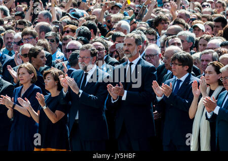 Barcelona, ​​Spain. 18. August 2017. (Von rechts), Präsident des Parlaments von Katalonien Carme Forcadell, Spanisch Stellvertretender Premierminister Soraya Saenz de Santamaría; Prime Minister, Mariano Rajoy; König Philipp VI. von Spanien; Regionale Präsident Kataloniens, Carles Puigdemont links; der Bürgermeister von Barcelona, ​​Ada Colau; eine Minute des Schweigens in der Plaza de Catalunya, in Hommage an die Opfer des Terroranschlags in Barcelona und Cambrils. Credit: Cisco Pelay/Alamy leben Nachrichten Stockfoto