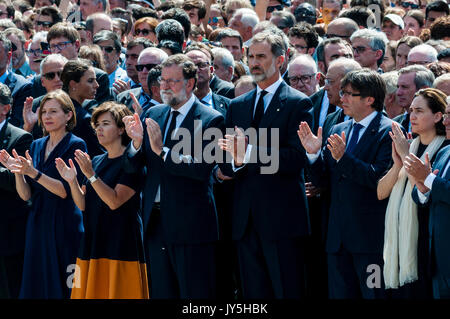 Barcelona, ​​Spain. 18. August 2017. (Von rechts), Präsident des Parlaments von Katalonien Carme Forcadell, Spanisch Stellvertretender Premierminister Soraya Saenz de Santamaría; Prime Minister, Mariano Rajoy; König Philipp VI. von Spanien; Regionale Präsident Kataloniens, Carles Puigdemont links; der Bürgermeister von Barcelona, ​​Ada Colau; eine Minute des Schweigens in der Plaza de Catalunya, in Hommage an die Opfer des Terroranschlags in Barcelona und Cambrils. Credit: Cisco Pelay/Alamy leben Nachrichten Stockfoto