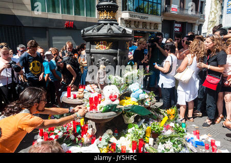 Barcelona, ​​Spain. August 18, 2017. Tausende von Menschen auf der Las Ramblas auf dem Weg zu dem Punkt, an dem die van gestoppt wurde, die der Angriff am 17. August 2017 verpflichtet, der Pla de La Boqueria in Las Ramlas de Barcelona, ​​In vor dem Lyceum. Credit: Cisco Pelay/Alamy leben Nachrichten Stockfoto