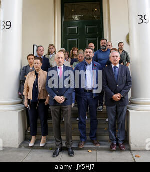 Spanische Botschaft. London, Großbritannien. 18 Aug, 2017. Die Mitarbeiter an der Spanischen Botschaft in London, einschließlich, der Stellvertretende Leiter der Missionen, Jose Maria Fernandez Lopez de Turiso (vordere Reihe 2. von links) und Francisco Javier Fernandex Hernandez (vordere Reihe 2. von rechts) Pause für eine Schweigeminute in London, nach dem 17. August Angriffe in Barcelona und Salou in Spanien. Die spanische Polizei am Freitag für Fahrer, die einen Van in Fußgänger auf eine Allee rammte überfüllt mit Touristen in Barcelona gejagt, wobei 13 Menschen getötet und mehr als 100 Verletzten Credit: Dinendra Haria/Alamy leben Nachrichten Stockfoto