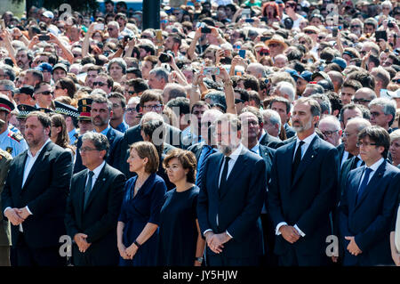 Barcelona, ​​Spain. Bis 18. August 2017. (Von links nach rechts) der Vizepräsident der Generalitat Oriol Junqueras, der Zivilgouverneur von Katalonien Enric Millo, der Präsident des Parlaments von Katalonien Carme Forcadell, die spanische stellvertretende Premierministerin Soraya Saenz de Santamaría; Premierminister Mariano Rajoy; König Felipe VI von Spanien; Regionalpräsident von Katalonien, Carles Puigdemont; Der Bürgermeister von Barcelona, ​​Ada Colau, machte eine Schweigeminute auf der Plaza de Catalunya, um den Opfern des Terroranschlags in Barcelona und Cambrils zu huldigen. Quelle: Cisco Pelay / Alamy Live News Stockfoto