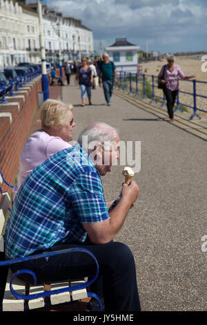 Eastbourne, Großbritannien. 18 Aug, 2017. Blauer Himmel über Eastbourne nach starkem Regen am frühen Morgen vor der Internationalen luftfahrtausstellung am Nachmittag. Credit: Keith Larby/Alamy leben Nachrichten Stockfoto