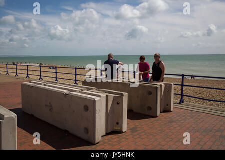 Eastbourne, Großbritannien. 18 Aug, 2017. Blauer Himmel über Eastbourne nach starkem Regen am frühen Morgen vor der Internationalen luftfahrtausstellung am Nachmittag. Credit: Keith Larby/Alamy leben Nachrichten Stockfoto