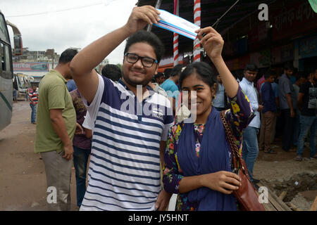 Dhaka, Bangladesch. 18 Aug, 2017. Ein paar zeigen ihre Bus Tickets vor Eid-ul-Azha an Gabtoli Busbahnhof in Dhaka, der Hauptstadt von Bangladesch, am 12.08.18., 2017. Wie der heilige Eid-ul-Azha Naht, Bangladesch begonnen Verkauf erweiterte Bahn und Bus Tickets Freitag einen stressfreien Reise für Millionen von Menschen, die in Scharen nach Hause eines der größten religiösen Feste mit ihren Verwandten zu feiern zu gewährleisten. Credit: Salim Reza/Xinhua/Alamy leben Nachrichten Stockfoto