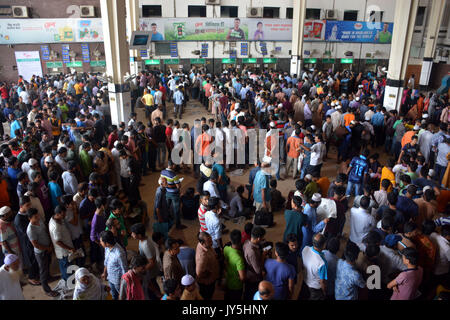 Dhaka, Bangladesch. 18 Aug, 2017. Menschen Warteschlange bis Bus Tickets vor Eid-ul-Azha an Gabtoli Busbahnhof in Dhaka, der Hauptstadt von Bangladesch, am 12.08.18, 2017 zu kaufen. Wie der heilige Eid-ul-Azha Naht, Bangladesch begonnen Verkauf erweiterte Bahn und Bus Tickets Freitag einen stressfreien Reise für Millionen von Menschen, die in Scharen nach Hause eines der größten religiösen Feste mit ihren Verwandten zu feiern zu gewährleisten. Credit: Salim Reza/Xinhua/Alamy leben Nachrichten Stockfoto