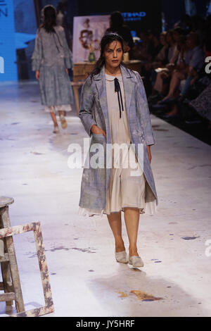 Mumbai, Indien. 18 Aug, 2017. Modelle gehen Sie die Rampe für Designer EKA während lakme Fashion Week Winter Kollektion 2017 im St. Regis Hotel, Lower Parel in Mumbai am 18 augest 2017. Credit: prodip Guha/Alamy leben Nachrichten Stockfoto