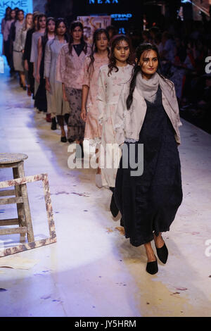 Mumbai, Indien. 18 Aug, 2017. Modelle gehen Sie die Rampe für Designer EKA während lakme Fashion Week Winter Kollektion 2017 im St. Regis Hotel, Lower Parel in Mumbai am 18 augest 2017. Credit: prodip Guha/Alamy leben Nachrichten Stockfoto