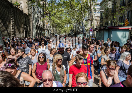 Barcelona, Spanien. 18 Aug, 2017. Hunderte von Menschen, die an der Vigil und einer Schweigeminute für die Opfer des Terroranschlags in Barcelona, die 13 Todesfälle verursacht. 18. August, Barcelona Spanien. Credit: SOPA Images Limited/Alamy leben Nachrichten Stockfoto