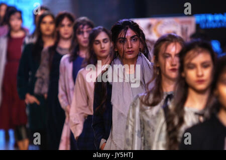 Mumbai, Indien. 18 Aug, 2017. Modelle gehen Sie die Rampe für Designer EKA während lakme Fashion Week Winter Kollektion 2017 im St. Regis Hotel, Lower Parel in Mumbai am 18 augest 2017. Credit: prodip Guha/Alamy leben Nachrichten Stockfoto