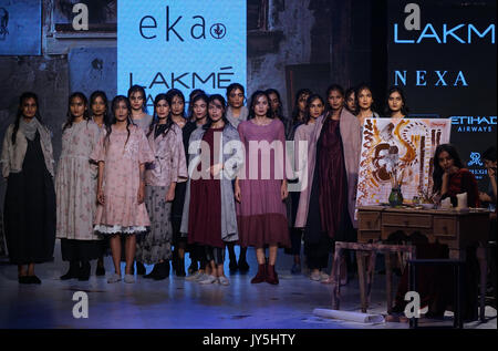 Mumbai, Indien. 18 Aug, 2017. Modelle gehen Sie die Rampe für Designer EKA während lakme Fashion Week Winter Kollektion 2017 im St. Regis Hotel, Lower Parel in Mumbai am 18 augest 2017. Credit: prodip Guha/Alamy leben Nachrichten Stockfoto