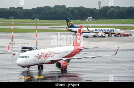 Hamburg, Deutschland. 17 Aug, 2017. Flugzeuge der Fluggesellschaft Air Berlin und Ryanair auf dem Flughafen Hamburg "Helmut Schmidt" in Hamburg, Deutschland, 17. August 2017 zu sehen. Nachdem Air Berlin Insolvenz Es wird deutlich, dass die Airline wird durch mehrere Wettbewerber berücksichtigt werden. Foto: Daniel Bockwoldt/dpa/Alamy leben Nachrichten Stockfoto