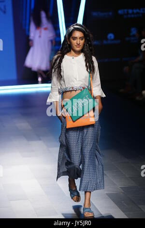 Mumbai, Indien. 18 Aug, 2017. Modelle gehen Sie die Rampe für Designer Caprese während lakme Fashion Week Winter Kollektion 2017 im St. Regis Hotel, Lower Parel in Mumbai am 18 augest 2017. Credit: prodip Guha/Alamy leben Nachrichten Stockfoto