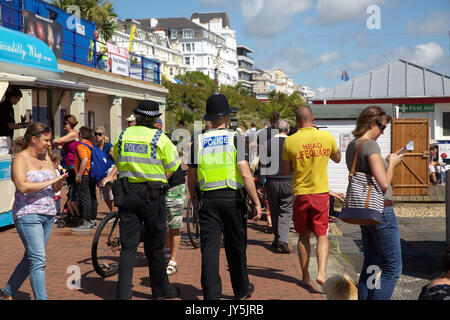 Eastbourne, Großbritannien. 18 Aug, 2017. Blauer Himmel über Eastbourne nach starkem Regen am frühen Morgen vor der Internationalen luftfahrtausstellung am Nachmittag. Credit: Keith Larby/Alamy leben Nachrichten Stockfoto