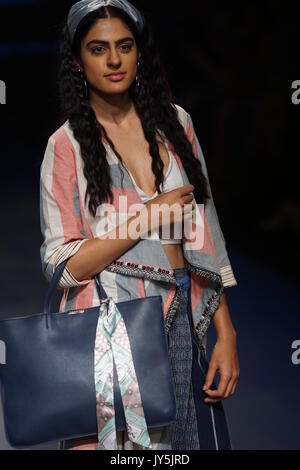 Mumbai, Indien. 18 Aug, 2017. Modelle gehen Sie die Rampe für Designer Caprese während lakme Fashion Week Winter Kollektion 2017 im St. Regis Hotel, Lower Parel in Mumbai am 18 augest 2017. Credit: prodip Guha/Alamy leben Nachrichten Stockfoto