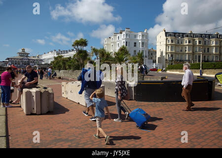 Eastbourne, Großbritannien. 18 Aug, 2017. Blauer Himmel über Eastbourne nach starkem Regen am frühen Morgen vor der Internationalen luftfahrtausstellung am Nachmittag. Credit: Keith Larby/Alamy leben Nachrichten Stockfoto