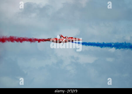 Eastbourne, Großbritannien. 18 Aug, 2017. UK Wetter. Tag 2 der Eastbourne Airshow sah eine Anzeige durch die roten Pfeile. Eastbourne, East Sussex, UK Credit: Ed Brown/Alamy leben Nachrichten Stockfoto