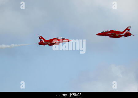 Eastbourne, Großbritannien. 18 Aug, 2017. UK Wetter. Tag 2 der Eastbourne Airshow sah eine Anzeige durch die roten Pfeile. Eastbourne, East Sussex, UK Credit: Ed Brown/Alamy leben Nachrichten Stockfoto