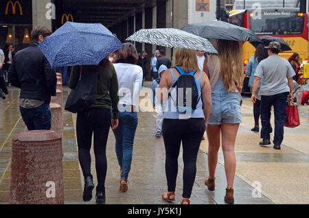 London, Großbritannien. 18 Aug, 2017. August Duschen ausserhalb WestministerCathedral in Victoria. Credit: JOHNNY ARMSTEAD/Alamy leben Nachrichten Stockfoto