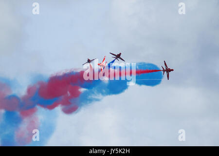 Eastbourne, Großbritannien. 18 Aug, 2017. UK Wetter. Tag 2 der Eastbourne Airshow sah eine Anzeige durch die roten Pfeile. Eastbourne, East Sussex, UK Credit: Ed Brown/Alamy leben Nachrichten Stockfoto