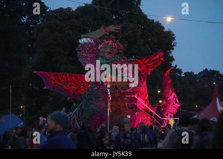 Glanusk Park, Wales, UK. 17 Aug, 2017. Ein Blick auf die Grüne Mann Bildnis an Tag 1 (Donnerstag) Der 2017 Green Man Festival in Glanusk Park, Brecon Beacons, Wales. Foto Datum: Donnerstag, 17. August 2017. Photo credit sollte lesen Credit: Roger Garfield/Alamy leben Nachrichten Stockfoto