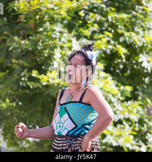 Maori Tänzer aus Neuseeland Durchführung der Haka in Billingham internationale Folklore Festival. Großbritannien Stockfoto