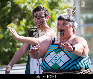 Maori Tänzer aus Neuseeland Durchführung der Haka in Billingham internationale Folklore Festival. Großbritannien Stockfoto
