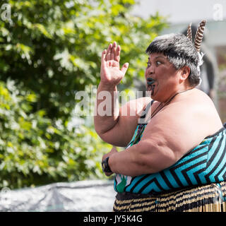 Maori Tänzer aus Neuseeland Durchführung der Haka in Billingham internationale Folklore Festival. Großbritannien Stockfoto